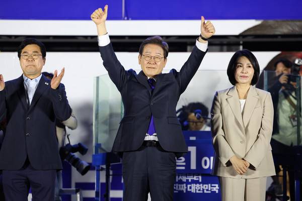 제21대 대통령 당선이 확실시되는 더불어민주당&nbsp;이재명&nbsp;대선 후보가 4일 서울 여의도 국회 인근에서 당 주최로 열린 국민개표방송 행사에 참석해 엄지손가락을 치켜들며 인사하고 있다. [사진=연합뉴스 제공]