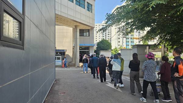 인천시 미추홀구 용현중학교에 마련된 투표장에 시민들이 줄을 서고 있다. 2025.6.3&nbsp; [사진=김예빈 기자]