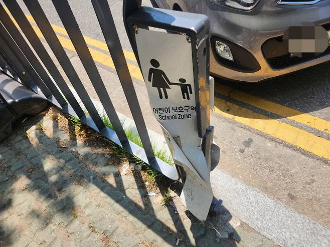 4일 A업체가 설치한 서구 관저동 선암초 어린이보호구역 안전펜스 모습. 이미 차량 충격에 변형이 온 상태였다. (사진=정바름 기자)