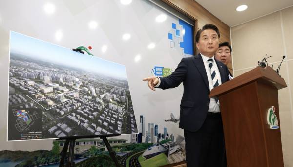 오송 K-바이오스퀘어사업 계획 설명하는 김영환 충북지사. /충북도 제공