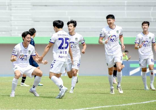 진주시민축구단 김민우(왼쪽)가 골을 넣은 뒤 환호하고 있다. 사진=진주시