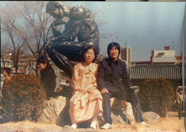 사진은 1982년 중앙대 입학식에서 어머니 고(故) 구호명 여사와 기념 촬영을 하는 이재명 당선인. 이재명 당선인 측 제공