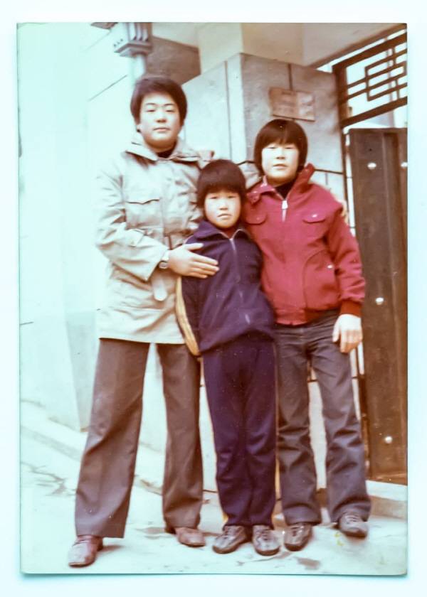 사진은 1970년대 후반 셋째형, 막내동생과 성남 자택앞에서 사진촬영하는 이재명 당선인. 이재명 당선인 측 제공