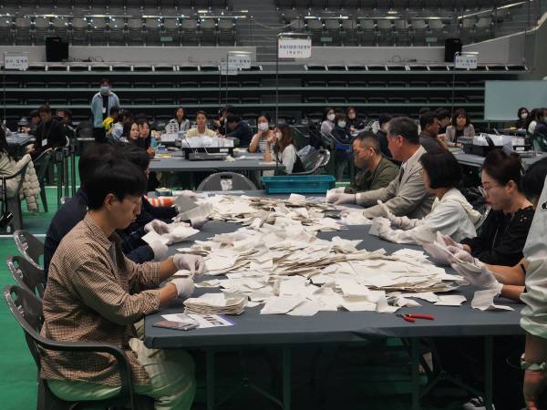 제21대 대통령 선거일인 3일 오후 포항시 북구 양덕한마음체육에 마련된 개표소에서 개표 사무원들이 개표를 시작하고 있다. 황영우 기자