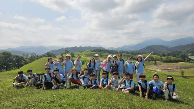 함안 호암초 학생들이 말이산고분군을 탐방한 후 기념촬영하고 있다./함안 호암초/
