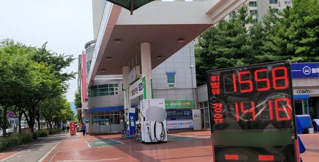 5월 넷째 주 대구지역 휘발유 주간 평균가격이 2주 연속 하락하면서 전국 최저가를 유지했다. 31일 오후 대구 북구의 한 주유소 휘발유 가격과 경유 가격이 각각 ℓ당 1천558원, 1천418원으로 표기돼 있다. 권영진 기자