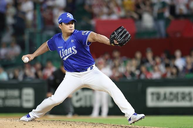 4일 오후 6시30분 인천 SSG랜더스필드에서 '2025 신한 SOL 뱅크 KBO리그' 삼성 라이온즈와 SSG 랜더스 경기에서 마운드에 오른 오승환이 공을 던지고 있다. <삼성 라이온즈 제공>