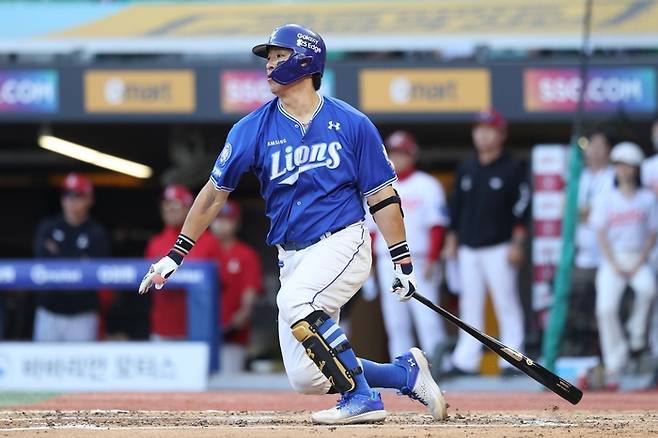 4일 오후 6시30분 인천 SSG랜더스필드에서 '2025 신한 SOL 뱅크 KBO리그' 삼성 라이온즈와 SSG 랜더스 경기에서 타석에 들어선 강민호.  이날 강민호는 9회초 솔로홈런을 쳤다. <삼성 라이온즈 제공>