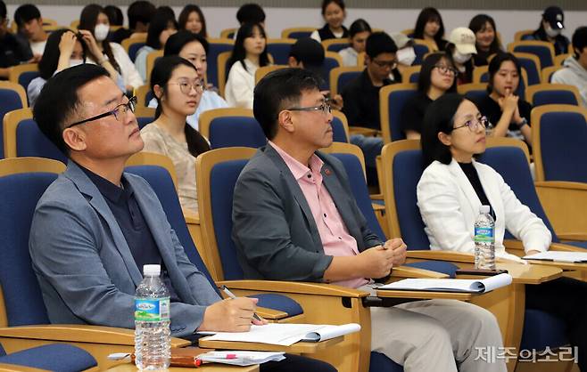 사진 왼쪽부터 심사를 맡은 제주대 김희찬 진로취업과장, 제주의소리 좌용철 편집국장, JDC 박영하 홍보협력실장. ⓒ제주의소리