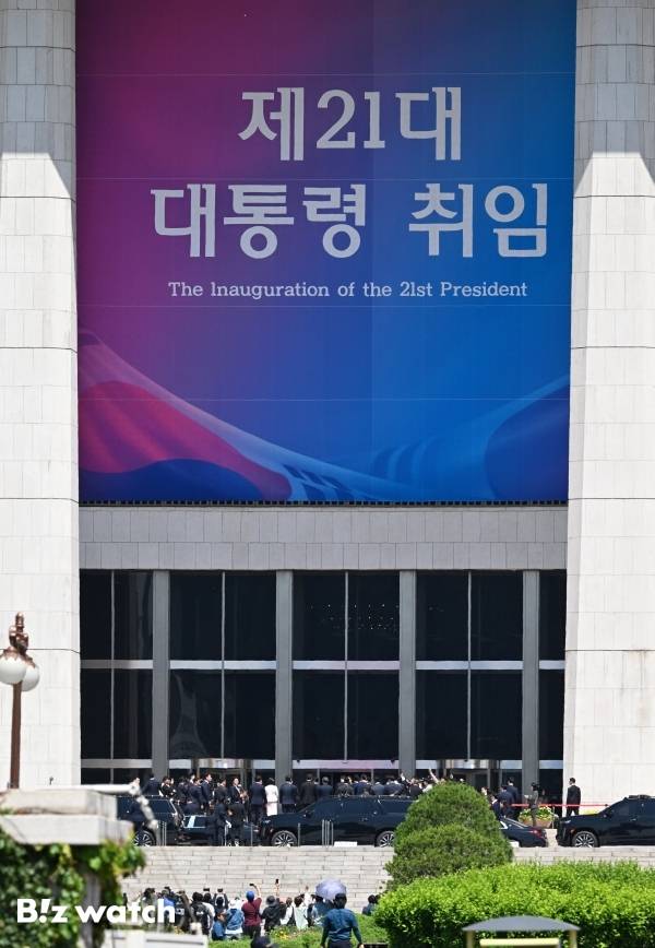 이재명 대통령이 취임 선서를 하기 위해 4일 오전 서울 여의도 국회에 들어서고 있다./사진=이명근 기자 qwe123@