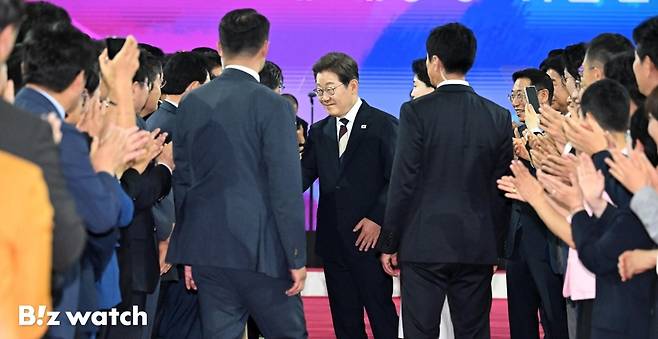 이재명 대통령이 4일 서울 여의도 국회 로텐더홀에서 열린 제21대 대통령 취임 선서 행사에서 참석자들과 인사하고 있다./사진=이명근 기자 qwe123@