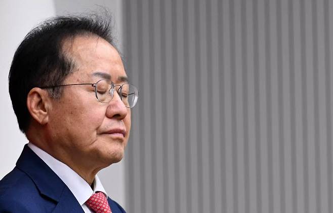 홍준표 후보가 지난 4월 29일 서울 여의도 국민의힘 당사에서 열린 제21대 대통령 후보자 국민의힘 3차 경선 진출자 발표 행사에서 탈락 발표가 난 후 눈을 감고 있다. (사진=뉴스1)