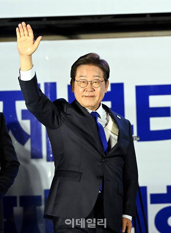 [이데일리 노진환 기자] 제21대 대통령 당선이 확실시되는 이재명 더불어민주당 대선 후보가 4일 서울 여의도 국회 앞에 마련된 국민개표방송시청 현장에서  지지자들에게 감사 인사를 하고있다.