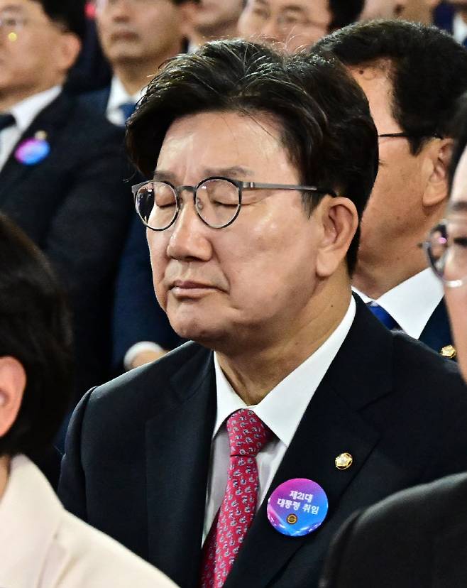 국민의힘 권성동 원내대표가 4일 서울 여의도 국회에서 열린 제21대 대통령 취임선서식에 참석해 눈을 감고 있다.(사진=국회 사진기자단)