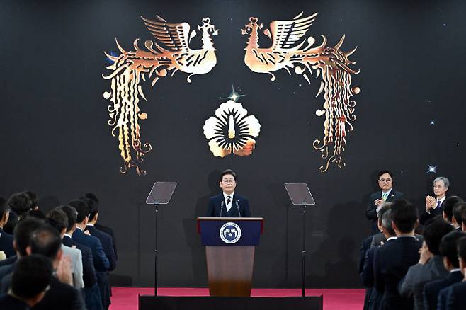 이재명 대통령이 4일 서울 여의도 국회에서 열린 제21대 대통령 취임선서식에서 박수를 받고 있다. (사진 = 국회사진기자단)