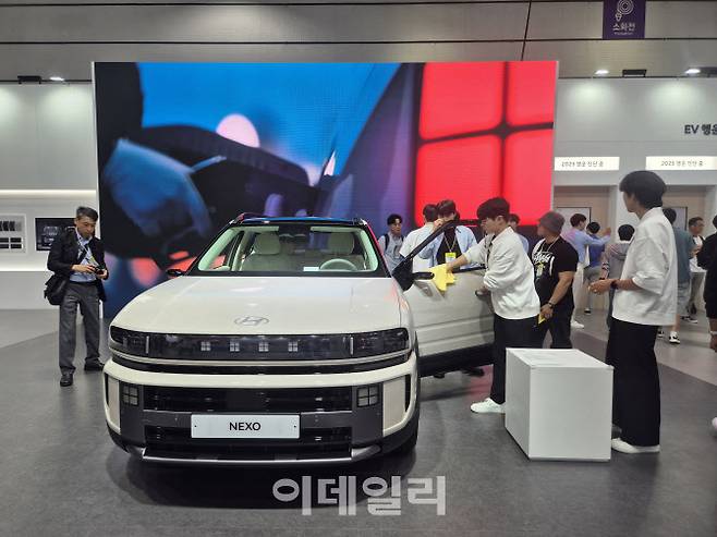국내 최대 전기차 박람회 ‘EV 트렌드 코리아 2025’에 차려진 현대차 부스에서 관람객들이 디 올 뉴 넥쏘를 살펴보고 있다. (사진=이윤화 기자)