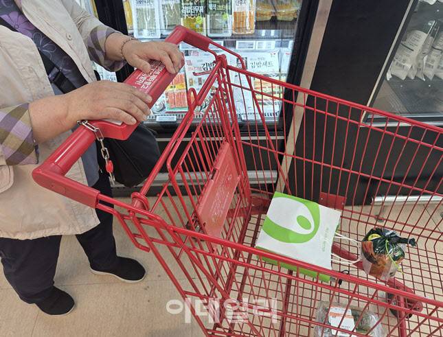 후암동에서 거주하는 70대 주부 B씨는 빈 카트를 내보이며 “최근 고물가에 필요한 물건만 최소한으로 구입하고 있다”고 했다. (사진=한전진 기자)