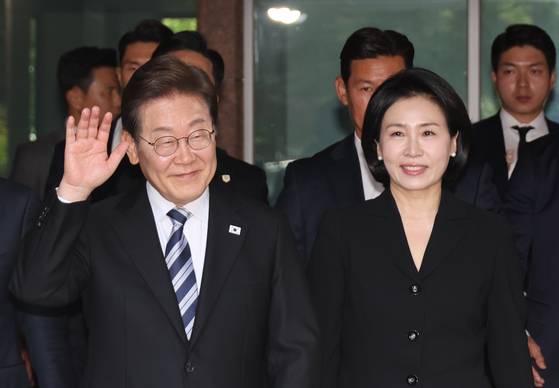 이재명 대통령과 김혜경 여사가 4일 인천 계양구 사저에서 나오며 주민, 지지자를 향해 인사하고 있다. 〈사진=연합뉴스〉