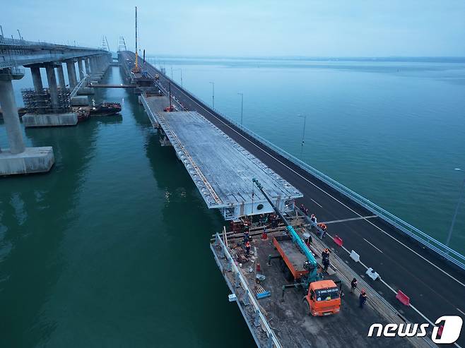 26일(현지시간) 크림반도(크림반도)와 러시아 본토를 연결하는 크림대교 붕괴로 노동자들의 복구 작업이 한창이다. 크름대교는 아조우해와 흑해를 잇는 케르치해협에 위치해있다. 2023.1.26 ⓒ 로이터=뉴스1 ⓒ News1 정윤미 기자
