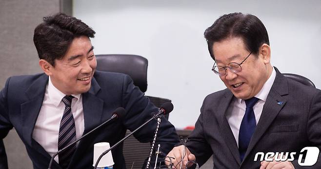 이재명 더불어민주당 대표(오른쪽)와 강훈식 더좋은미래 대표가 15일 서울 여의도 국회 의원회관에서 열린 더좋은미래(더미래)-당대표 간담회에서 대화를 나누고 있다. 더미래는 86그룹(운동권 출신 60년대생·80년대 학번)의 초·재선 의원이 주축인 당내 최대 연구 모임이다. 2023.3.15/뉴스1 ⓒ News1 유승관 기자