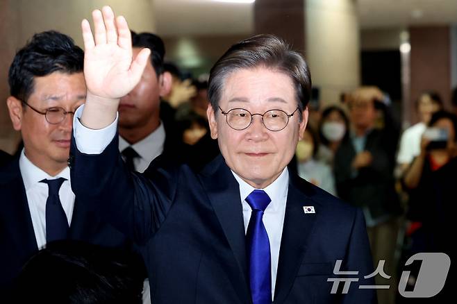 이재명 더불어민주당 대통령 후보가 3일 밤 당선이 확실시된 가운데 인천 계양구 자택을 나서고 있다. 2025.6.3/뉴스1 ⓒ News1 이동해 기자