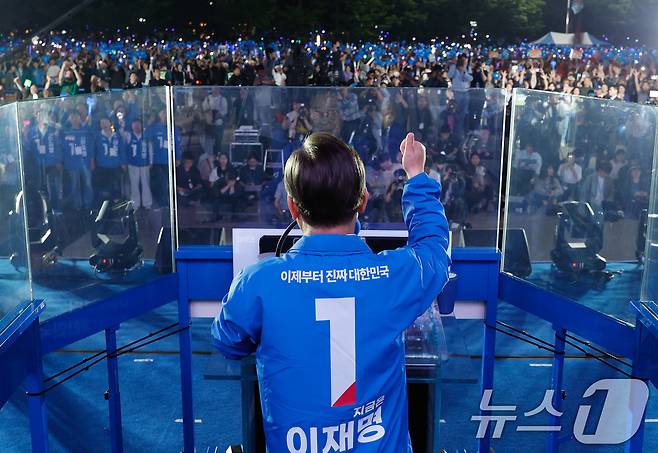 이재명 더불어민주당 대통령 후보가 제21대 대통령선거를 하루 앞둔 2일 오후 서울 영등포구 여의도공원에서 열린 마지막 유세에서 엄지 손가락을 치켜들고 있다. 2025.6.2/뉴스1 ⓒ News1 안은나 기자