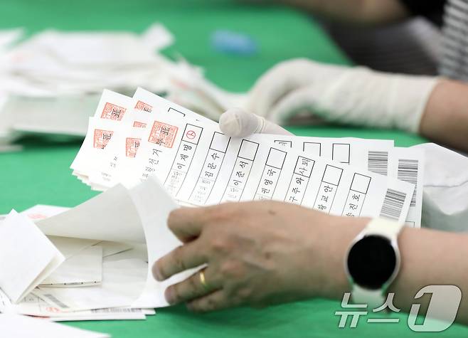 제21대 대통령 선거 투표가 종료된 3일 오후 부산 남구 국립부경대학교 대연캠퍼스 체육관에 마련된 개표소에서 개표사무원들이 투표지 분류 작업을 하고 있다. 2025.6.3/뉴스1 ⓒ News1 윤일지 기자