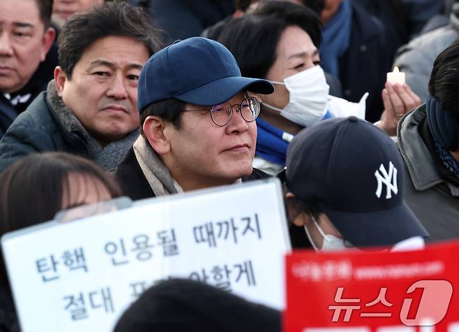 이재명 더불어민주당 대표가 28일 오후 서울 광화문 인근에서 윤석열즉각퇴진·사회대개혁 비상행동 주최로 열린 촛불집회에 참석하고 있다. 2024.12.28/뉴스1 ⓒ News1 구윤성 기자