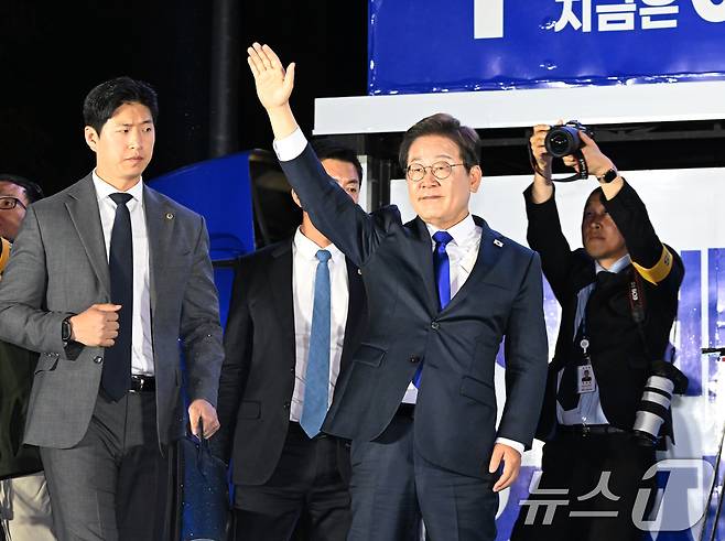 당선이 확실시된 이재명 더불어민주당 대통령 후보가 4일 서울 여의도 국회 앞에 마련된 민주당 국민개표방송시청 현장을 찾아 지지자들에게 인사하고 있다. (공동취재) 2025.6.4/뉴스1 ⓒ News1 안은나 기자