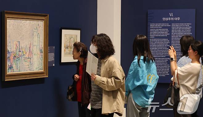 노루페인트가 자사 친환경 페인트 제품을 후원한 '모네에서 앤디워홀까지' 전시회에서 관람객들이 명화를 관람하고 있다.  2025.5.16/뉴스1 ⓒ News1 임세영 기자