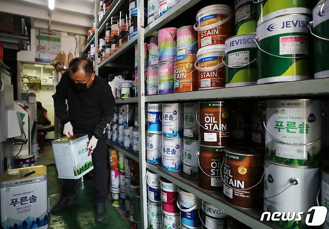 서울의 한 페인트 판매 대리점에서 관계자가 물품을 정리하고 있다.  2022.4.7/뉴스1 ⓒ News1 구윤성 기자