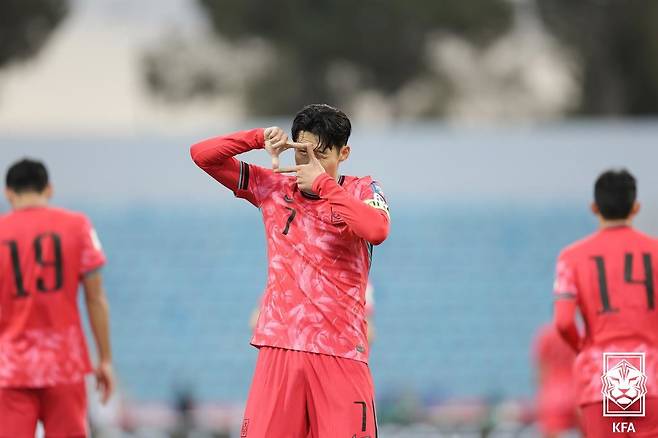 19일 오후(한국시간) 요르단 암만 국제경기장에서 열린 2026 북중미 월드컵 아시아지역 3차 예선 B조 6차전 팔레스타인과 대한민국의 경기에서 손흥민이 동점골을 터뜨린 뒤 세리머니를 하고 있다.(대한축구협회 제공) 2024.11.19/뉴스1