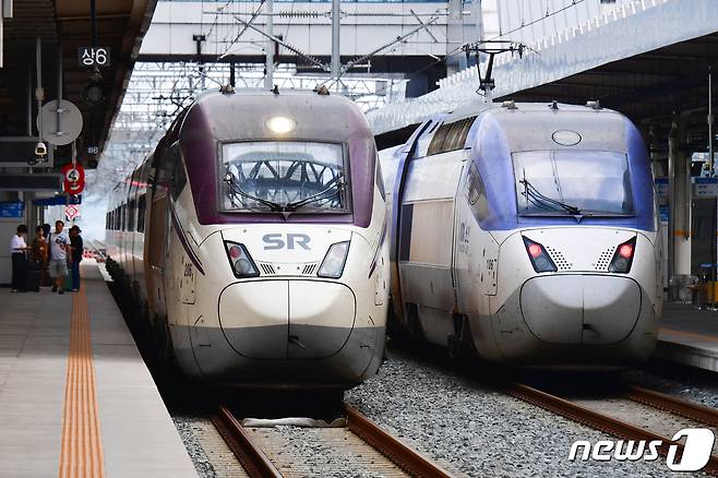 포항역 플랫폼에 있는 SRT와 KTX .ⓒ News1 최창호 기자