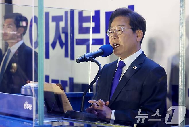 당선이 확실시된 이재명 더불어민주당 대통령 후보가 4일 서울 여의도 국회 앞에 마련된 민주당 국민개표방송시청 현장에서 연설을 하고 있다. (공동취재) 2025.6.4/뉴스1 ⓒ News1 안은나 기자