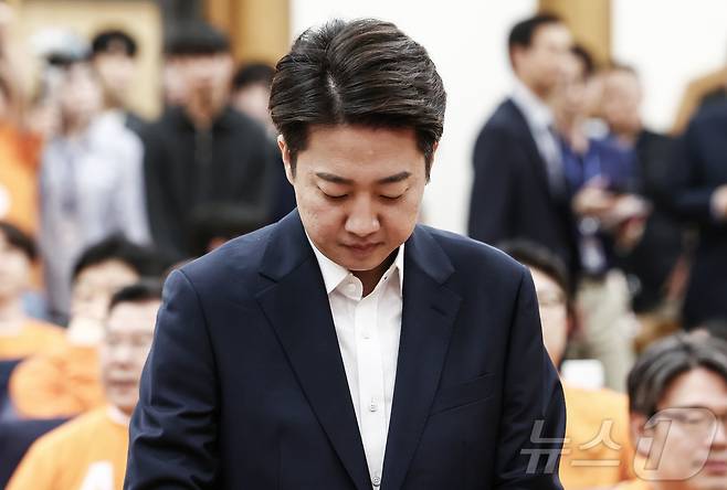 이준석 개혁신당 대통령 후보가 3일 서울 여의도 국회 의원회관에 마련된 제21대 대통령선거 개표상황실에서 입장을 밝히기 위해 굳은 표정으로 들어서고 있다. 2025.6.3/뉴스1 ⓒ News1 김민지 기자