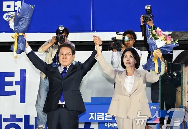당선이 확실시된 이재명 더불어민주당 대통령 후보와 부인 김혜경 여사가 4일 서울 여의도 국회 앞에 마련된 민주당 국민개표방송시청 현장을 찾아 지지자들에게 인사하고 있다. (공동취재) 2025.6.4/뉴스1 ⓒ News1 안은나 기자