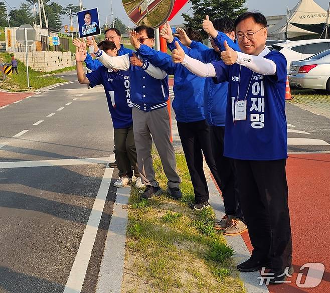 이광희 더불어민주당 충북도당위원장(오른쪽)과 새벽별동대.(자료사진)/뉴스1