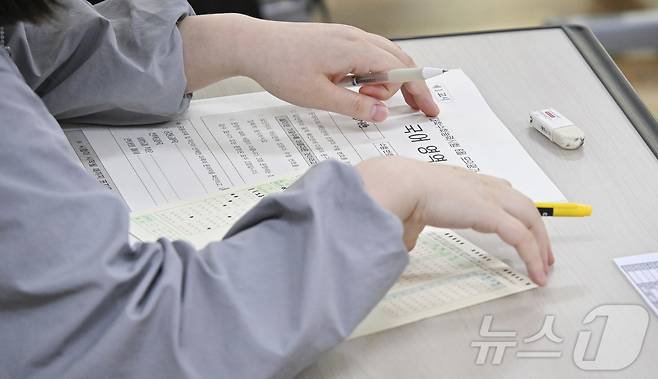 2026학년도 대학수학능력시험 6월 모의평가가 치러진 4일 서울 영등포구 여의도여자고등학교에서 학생들이 시험 준비를 하고 있다. 2025.6.4/뉴스1 ⓒ News1 사진공동취재단