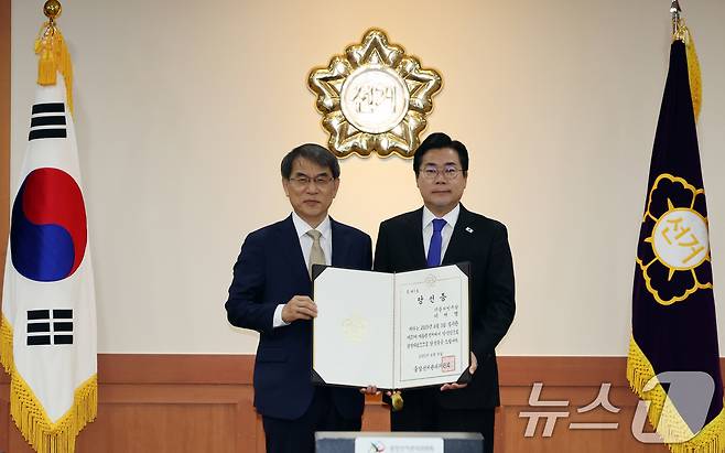 노태악 중앙선거관리위원장이 4일 오전 경기 과천시 중앙선관위에서 박찬대 더불어민주당 원내대표에게 이재명 대통령 당선증을 수여하고 있다. 2025.6.4/뉴스1 ⓒ News1 황기선 기자