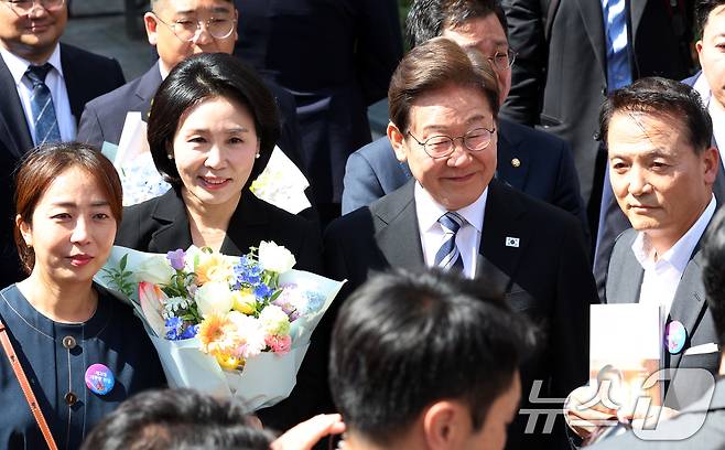 이재명 대통령과 김혜경 여사가 4일 오전 인천시 계양구 자택에서 나오며 환송나온 시민들과 인사를 하고 있다. 2025.6.4/뉴스1 ⓒ News1 김명섭 기자