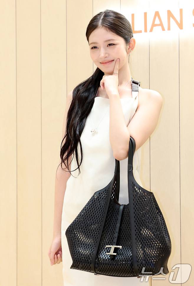 아이브 레이가 4일 서울 서초구 신세계백화점 강남점에서 열린 패션 브랜드 토즈(Tod's)의 이탈리안 썸머(ITALIAN SUMMER) 팝업 신세계 강남점 더 스테이지 오픈 행사에서 포즈를 취하고 있다. ⓒ News1 권현진 기자