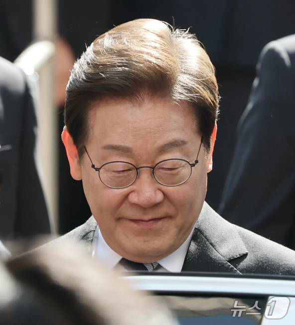 이재명 대통령이 제21대 대통령 임기를 시작한 4일 오전 인천 계양구 자택 앞에서 열린 주민 환송 행사를 마친 후 국립서울현충원으로 향하는 차량에 탑승하고 있다. 2025.6.4/뉴스1 ⓒ News1 오대일 기자