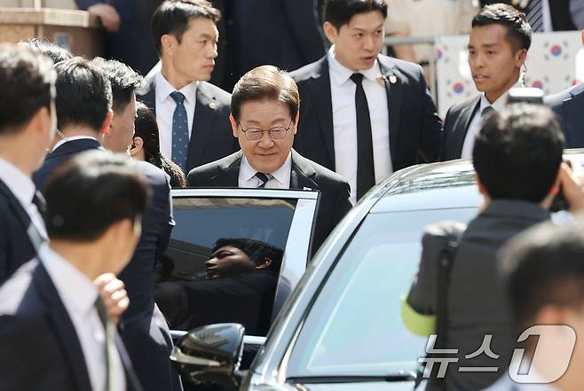 이재명 대통령이 제21대 대통령 임기를 시작한 4일 오전 인천 계양구 자택 앞에서 열린 주민 환송 행사를 마친 후 국립서울현충원으로 향하는 차량에 탑승하고 있다. 2025.6.4/뉴스1 ⓒ News1 오대일 기자