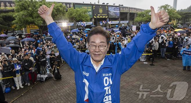 이재명 더불어민주당 대통령 후보가 '이순신 호국 벨트' 유세차 15일 전남 광양시 전남드래곤즈구장 북문을 찾아 지지를 호소하고 있다. (공동취재) 2025.5.15/뉴스1 ⓒ News1 안은나 기자