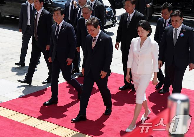 이재명 대통령이 취임 선서를 하기 위해 4일 오전 김혜경 여사와 서울 여의도 국회에 들어서고 있다. 2025.6.4/뉴스1 ⓒ News1 국회사진기자단