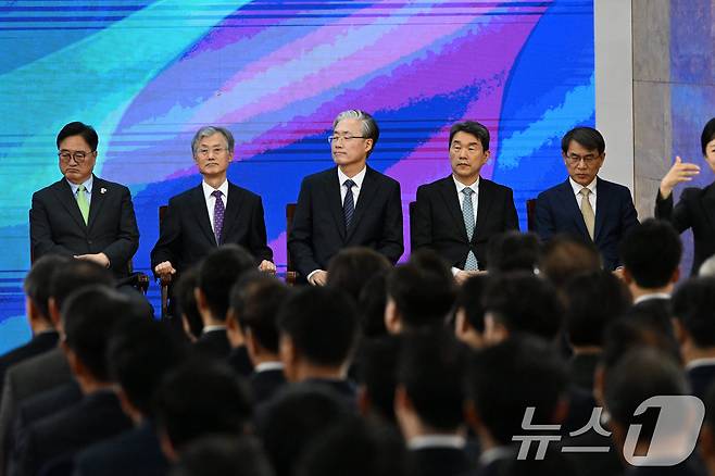 이재명 대통령이 4일 오전 서울 여의도 국회에서 제21대 대통령 취임사를 발표하는 가운데 우원식 의장(왼쪽부터)과 조희대 대법원장, 김형두 헌법재판소장 권한대행, 이주호 사회부총리 겸 교육부 장관, 노태악 중앙선관위원장이 이를 듣고 있다. 2025.6.4/뉴스1 ⓒ News1 국회사진기자단