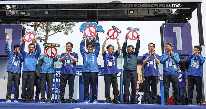 이재명 대통령이 지난달 31일 청주를 찾아 이광희 충북도당위원장, 청주권 국회의원 등과 유세를 하고 있다.(자료사진)/뉴스1