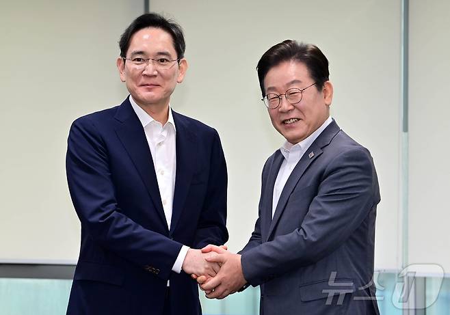 이재명 더불어민주당 대표와 이재용 삼성전자 회장이 20일 오전 서울 강남구 삼성 청년 소프트웨어 아카데미(SSAFY)에서 환담에 앞서 기념촬영을 하고 있다. (공동취재) 2025.3.20/뉴스1 ⓒ News1 포토공용 기자