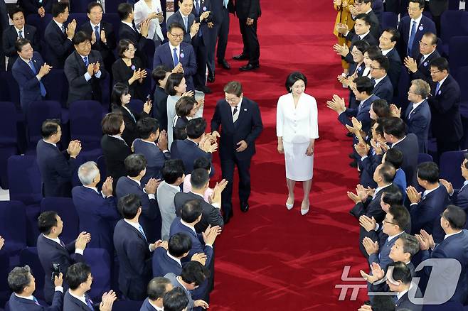 이재명 대통령과 김혜경 여사가 4일 서울 여의도 국회 로텐더홀에서 열린 취임선서에 입장하며 참석자들과 인사하고 있다. 2025.6.4/뉴스1 ⓒ News1 국회사진기자단
