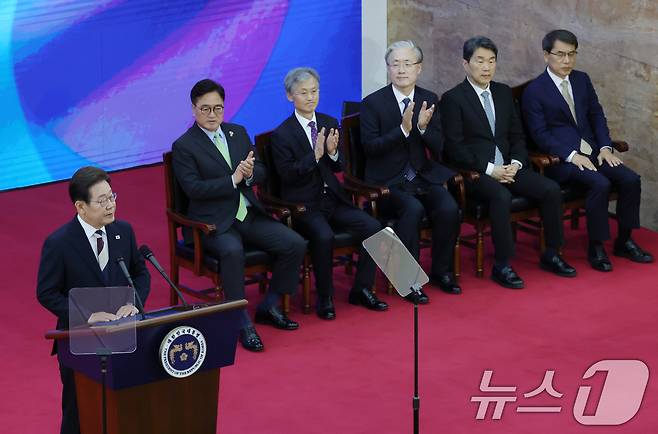 이재명 대통령이 4일 서울 여의도 국회 본청 로텐더홀에서 제21대 대통령 취임사를 하는 가운데 우원식 의장, 조희대 대법원장, 김형두 헌법재판소장 권한대행, 이주호 국무총리 직무대행, 노태악 중앙선거관리위원장이 자리하고 있다. 2025.6.4/뉴스1 ⓒ News1 국회사진기자단